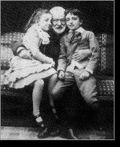 Victor Hugo junto a sus nietos Jeanne y Georges